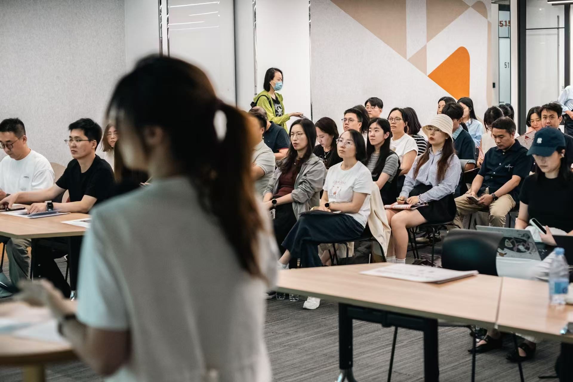 B2B 营销加速营活动现场观众认真听讲